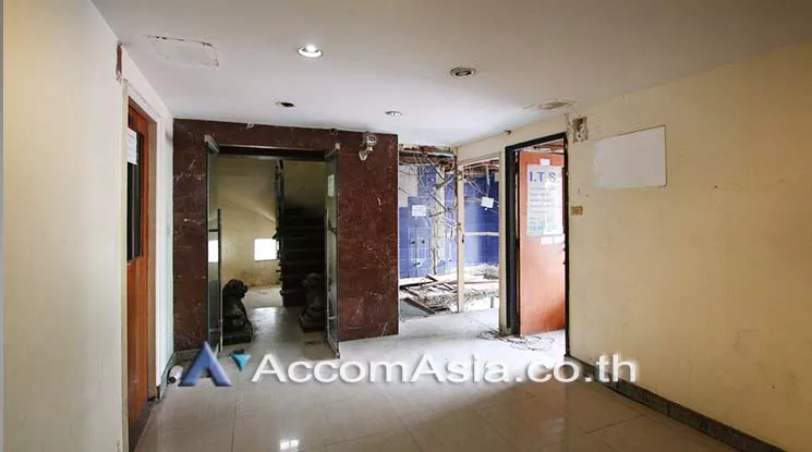  1  Office Space For Rent in ploenchit ,Bangkok BTS Ploenchit AA18663